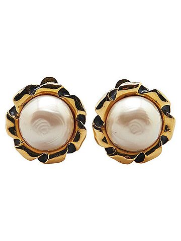 Chanel Chanel earrings, gold plated, with faux pearls, for women. (view 2)