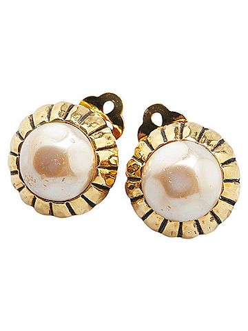 Chanel Chanel earrings, gold plated, with faux pearls, for women. (view 1)