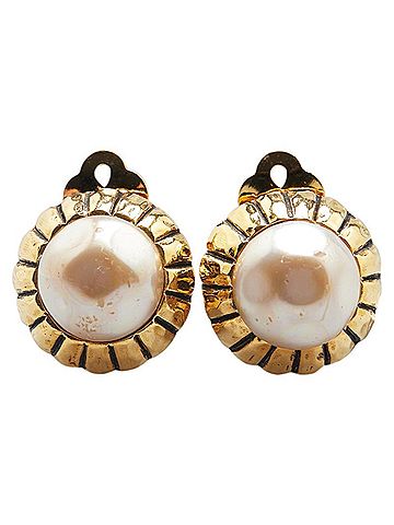 Chanel Chanel earrings, gold plated, with faux pearls, for women. (view 2)